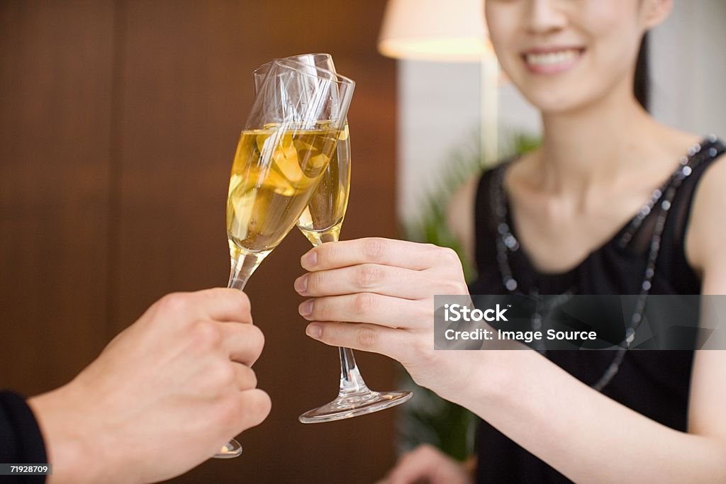 Casal brindando com champanhe - Foto de stock de Adulto royalty-free