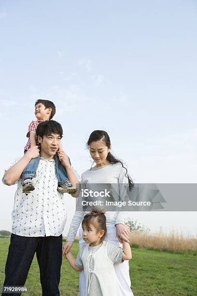 아시아판 부품군 필드 두 명의 자녀를 둔 가족에 대한 스톡 사진 및 기타 이미지 - 두 명의 자녀를 둔 가족, 2세대 가족, 4 명