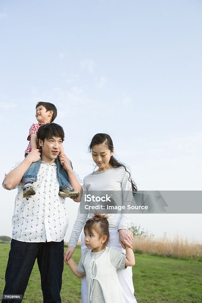 Família em um campo asiática - Foto de stock de Família de Dois Filhos royalty-free