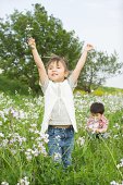 kinder-in-einem-%C3%BCberwachsen-field.j