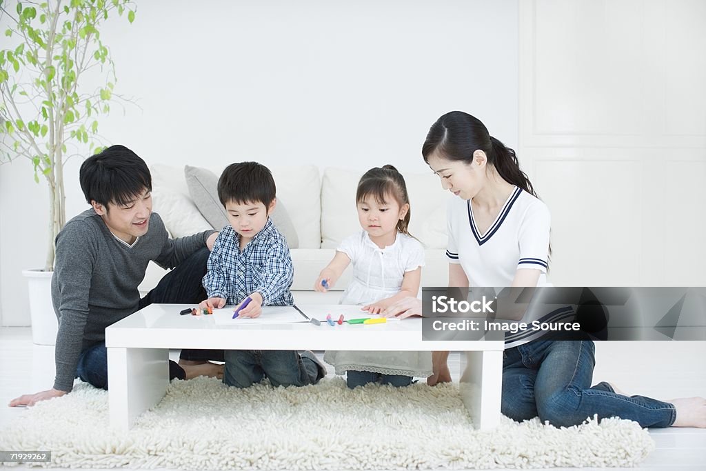 日本の家族の描出 - コーヒーテーブルのロイヤリティフリーストックフォト