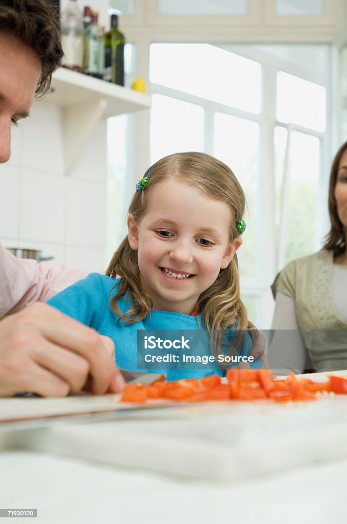 Famille préparant les repas - Photo de Adulte libre de droits