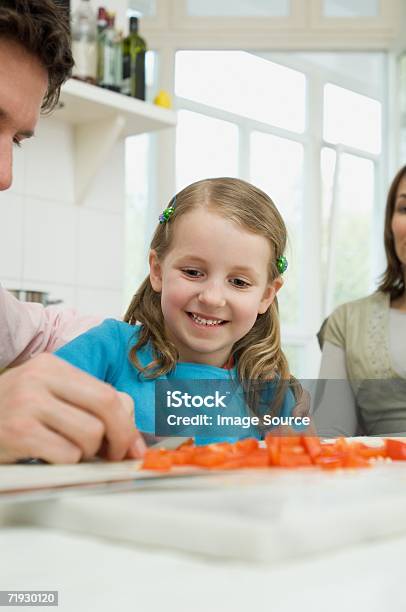 Foto de Família Preparar Comida e mais fotos de stock de 30 Anos - 30 Anos, Adulto, Alimentação Saudável