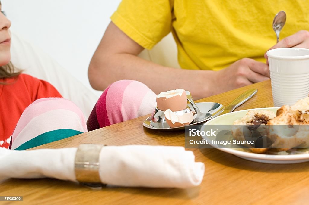 Mesa de desayuno - Foto de stock de 30-39 años libre de derechos