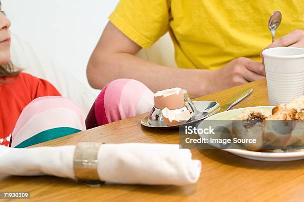 Mesa De Desayuno Foto de stock y más banco de imágenes de 30-39 años - 30-39 años, Adulto, Agarrar