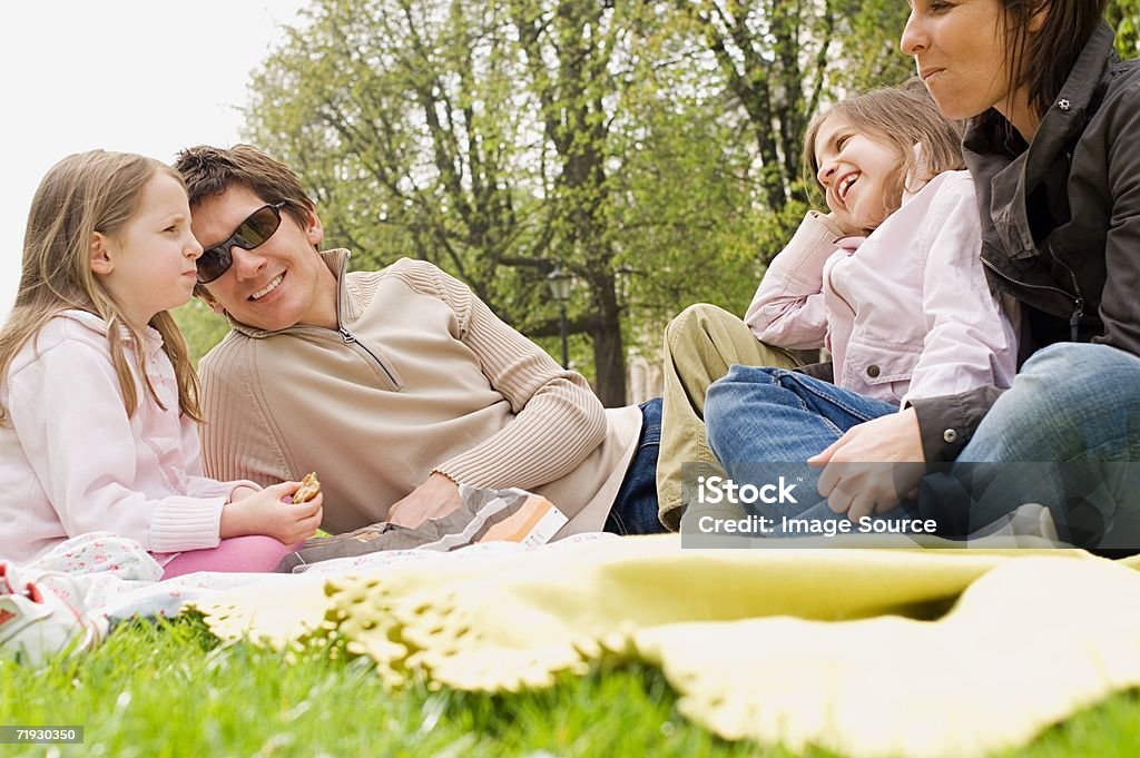 Rodzina sat w park - Zbiór zdjęć royalty-free (30-39 lat)