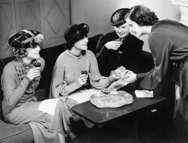 cuatro mujeres bebiendo vino, hablando en la sala de estar (b & p - años 30 fotografías e imágenes de stock