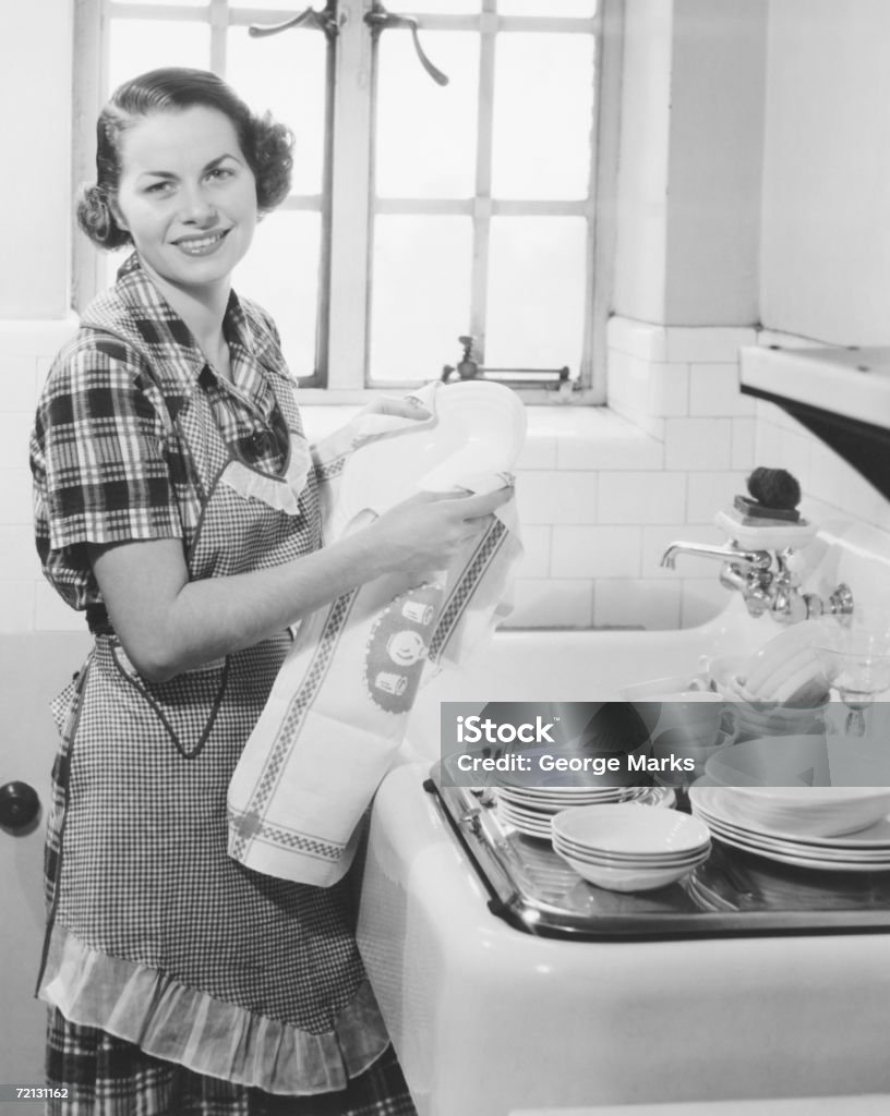 Młoda kobieta suszenia potraw W kuchni (B W), Portret & - Zbiór zdjęć royalty-free (1950-1959)