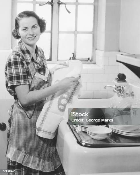 Foto de Jovem Mulher Secagem Pratos Na Cozinha Retrato e mais fotos de stock de 1950-1959