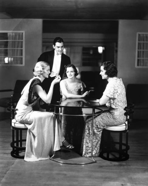 ludzie w eveningwear w tabeli (b & w - 1930s style zdjęcia i obrazy z banku zdjęć