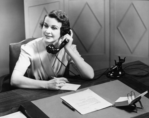 電話で話している女性のデスク（b &w - 5902 ストックフォトと画像