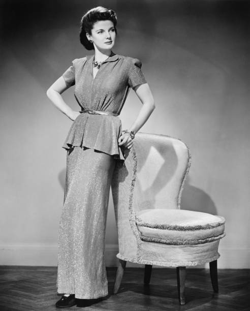 elegante frau posieren in studio (b & w), porträt - 1950s style adult beautiful beauty stock-fotos und bilder