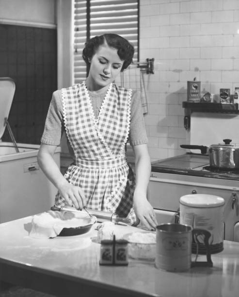 mujer en cocina pastel de decisiones (b & p - hornear fotos fotografías e imágenes de stock