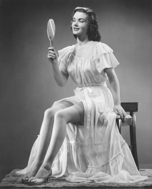 frau suchen in der hand spiegel (b & w - 1950s style adult beautiful beauty stock-fotos und bilder