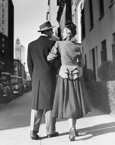 Vista posterior de la pareja en la calle elegante photo