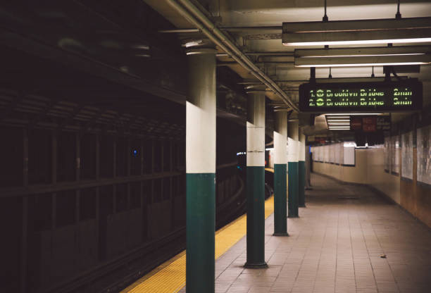 kolumny na oświetlonej stacji metra - 5549 zdjęcia i obrazy z banku zdjęć