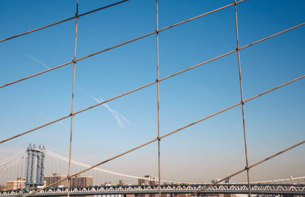 basso vista di manhattan bridge contro il cielo - 5549 foto e immagini stock