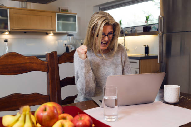 retrato de una mujer feliz usando una computadora portátil - 5549 fotografías e imágenes de stock