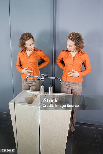보고 있는 여성을 자기 미러 거울에 대한 스톡 사진 및 기타 이미지 - 거울, 복부, 여자