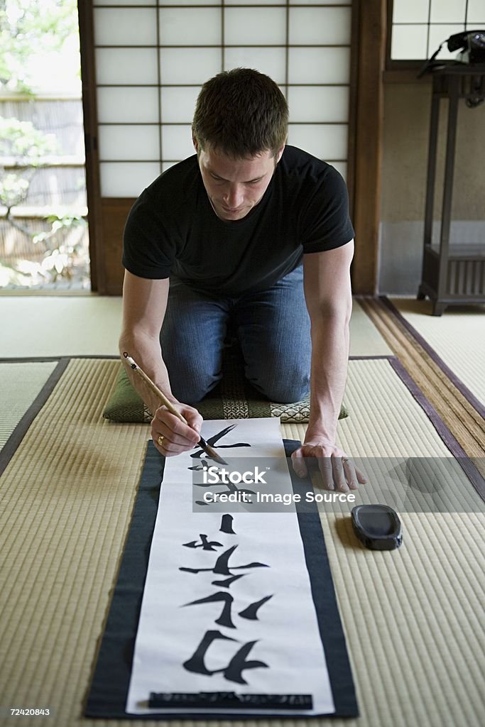 Hombre escribiendo escritura japonesa - Foto de stock de 30-39 años libre de derechos