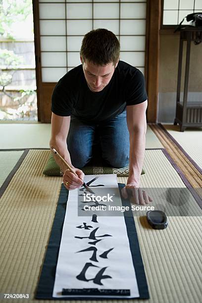 Man Writing Japanese Script 30-39세에 대한 스톡 사진 및 기타 이미지 - 30-39세, 감각 지각, 나이