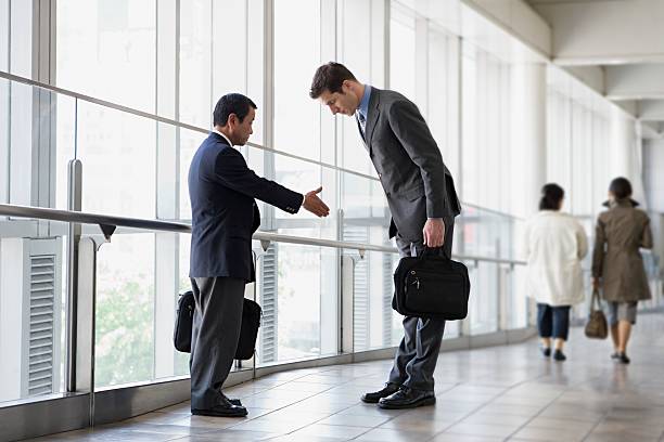 empresarios de felicitación - típico oriental fotografías e imágenes de stock