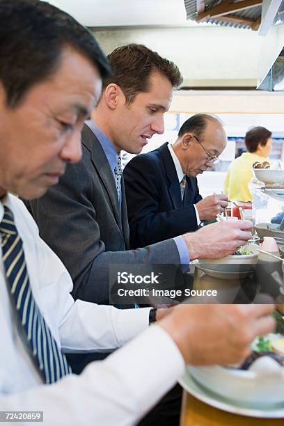 Geschäftsleute Essen Stockfoto und mehr Bilder von Asiatische Nudeln - Asiatische Nudeln, Essen - Mund benutzen, Japan
