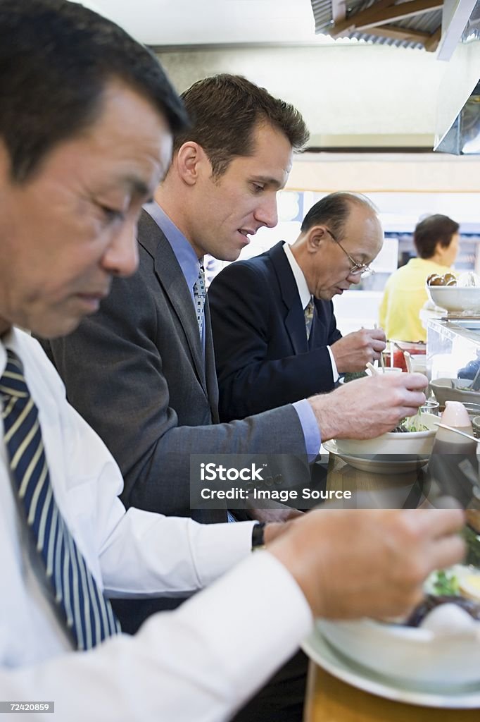 Uomini d'affari che mangia - Foto stock royalty-free di Cultura giapponese