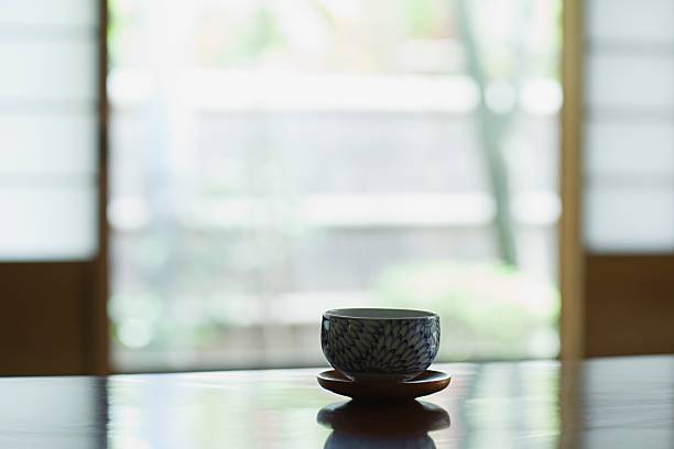 чай кубок на столе - japanese tea cup стоковые фото и изображения