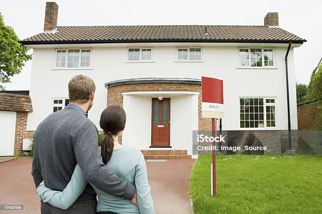 Par fuera de su nueva casa - Foto de stock de Sold - Palabra en inglés libre de derechos