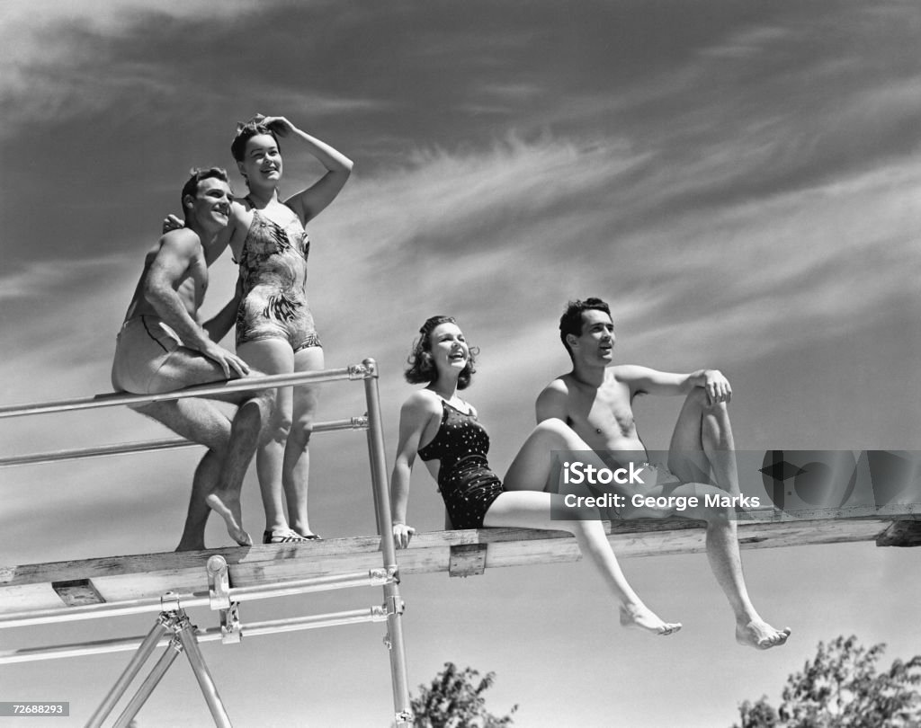 Dos parejas sentado en base (B & P), vista de ángulo bajo - Foto de stock de Blanco y negro libre de derechos