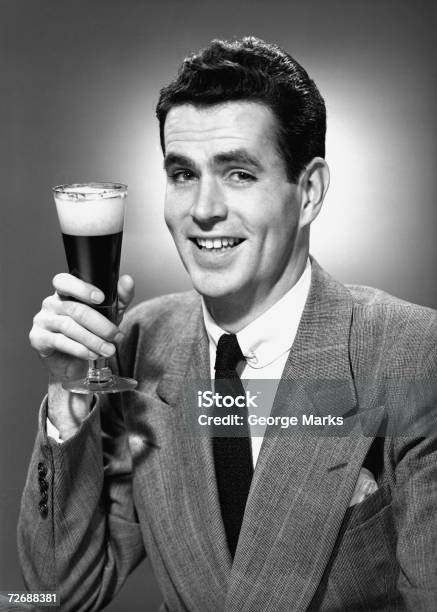 Photo libre de droit de Homme Tenant Un Verre De Bière Dans Le Studio Portrait banque d'images et plus d'images libres de droit de Bière