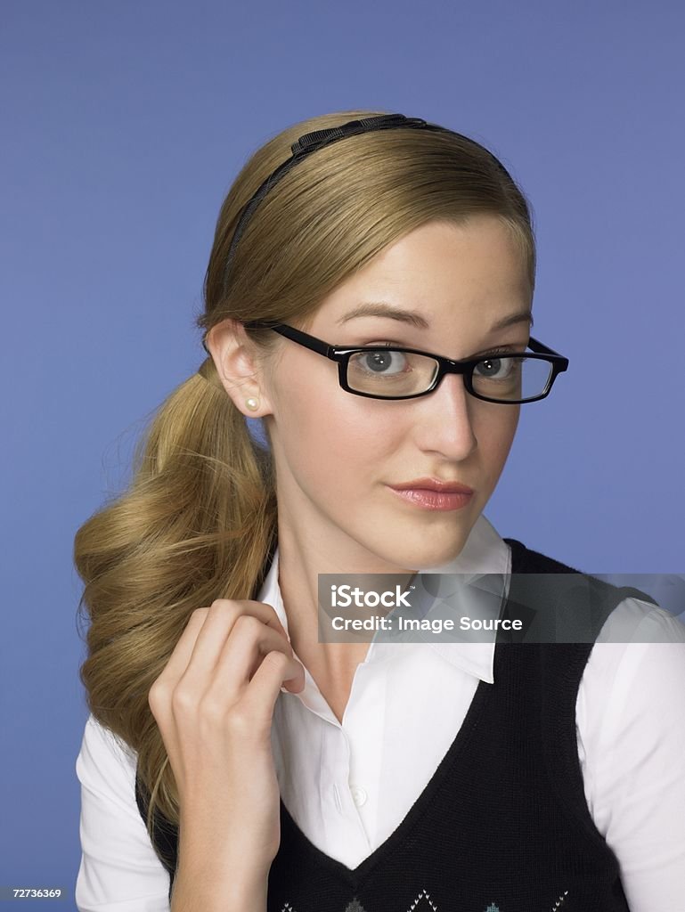 Nastoletnie dziewczyny noszenia okularów - Zbiór zdjęć royalty-free (Barwne tło)