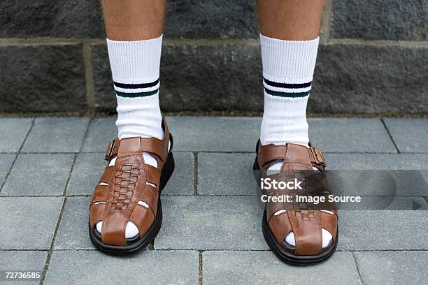 Mann Mit Sandalen Stockfoto und mehr Bilder von Sandale - Sandale, Socke, Männer
