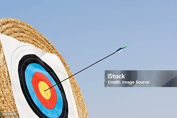 Flecha De Tiro Con Arco Objetivo Foto de stock y más banco de imágenes de Tiro con arco - Tiro con arco, Centro del Blanco, Blanco - Artículos deportivos