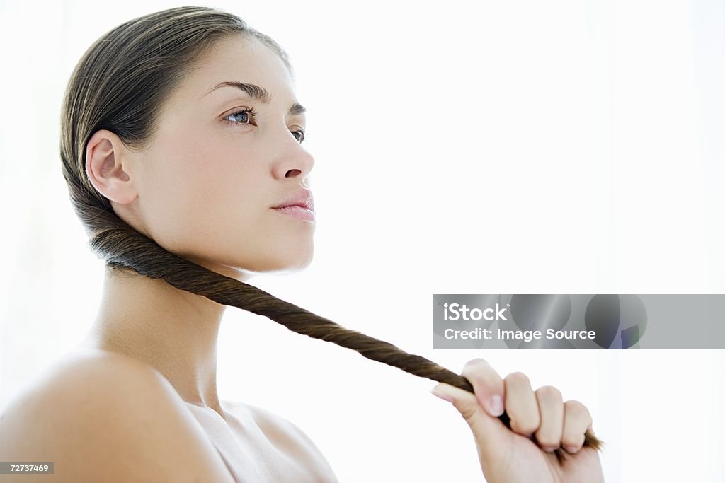Jeune femme Cheveux de contorsion - Photo de Adulte libre de droits
