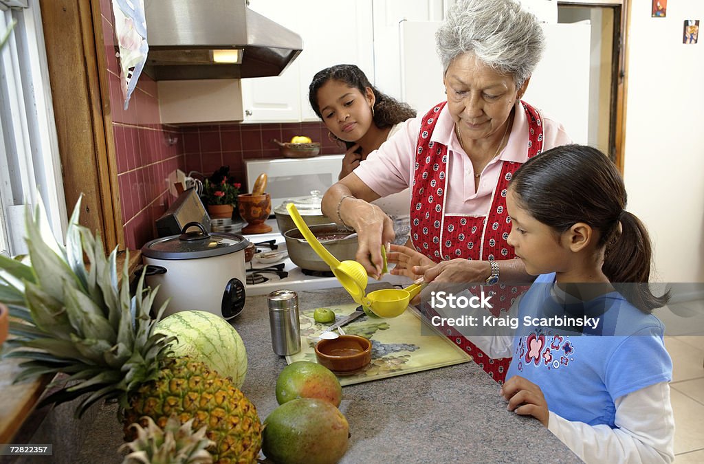 Семья в кухне, Бабушка, помогая молодым Внучка (6 - Стоковые фото Готовить роялти-фри