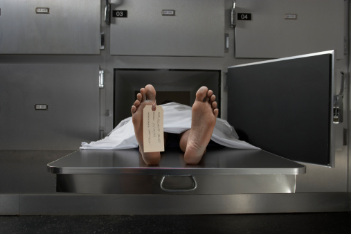 Mesa de cadáveres en la autopsia, atada a la etiqueta de pulgar photo