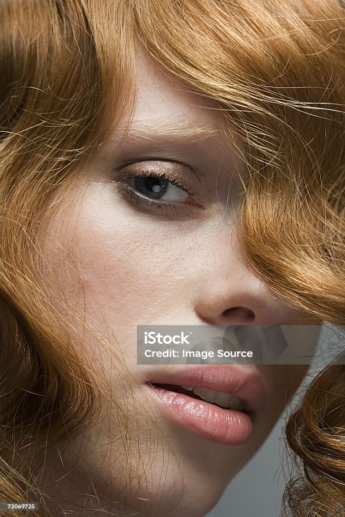 Femme avec des Cheveux roux - Photo de Beauté libre de droits