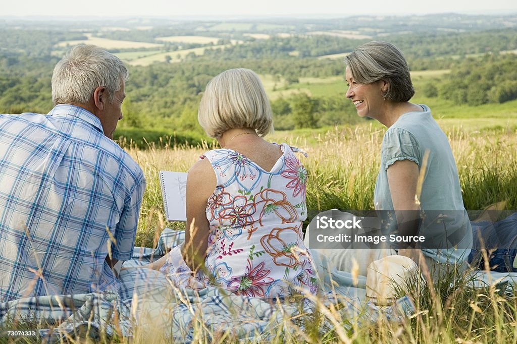 Senior amici in un campo - Foto stock royalty-free di Ambientazione esterna