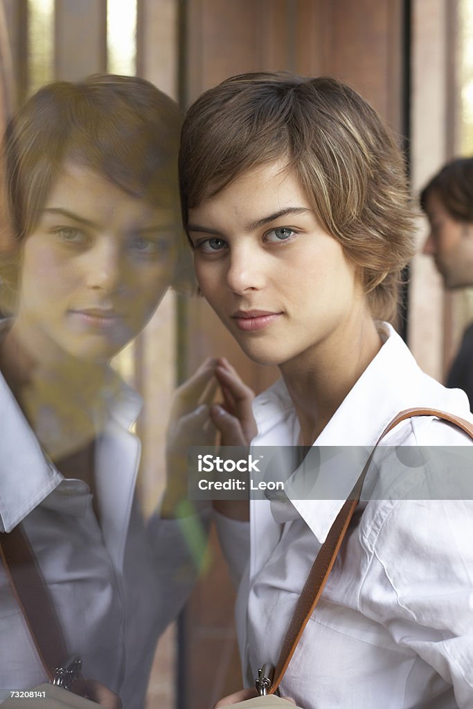 Mujer joven, retrato, reflejo en la ventana - Foto de stock de 18-19 años libre de derechos