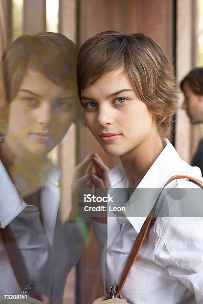 Mujer Joven Retrato Reflejo En La Ventana Foto de stock y más banco de imágenes de 18-19 años - 18-19 años, Adulto joven, Aire libre