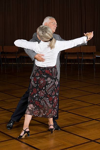 선임 커플입니다 댄스 - dance floor ballroom dancing dancing ballroom 뉴스 사진 이미지