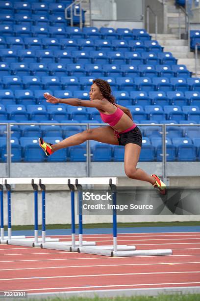 Weibliche Hurdler Stockfoto und mehr Bilder von Hürdenlauf - Laufdisziplin - Hürdenlauf - Laufdisziplin, Hürde, Frauen