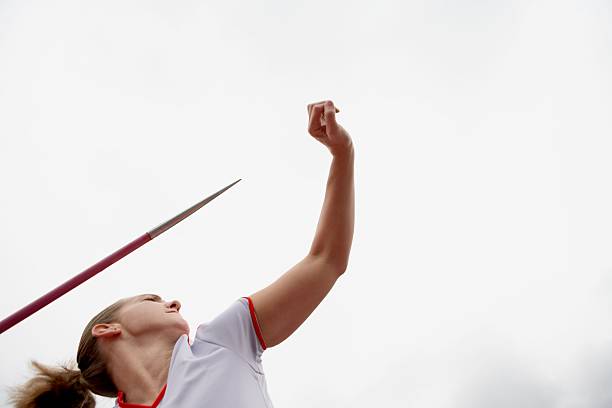 женский метание дротиков thrower - javelin sport photography outdoors стоковые фото и изображения