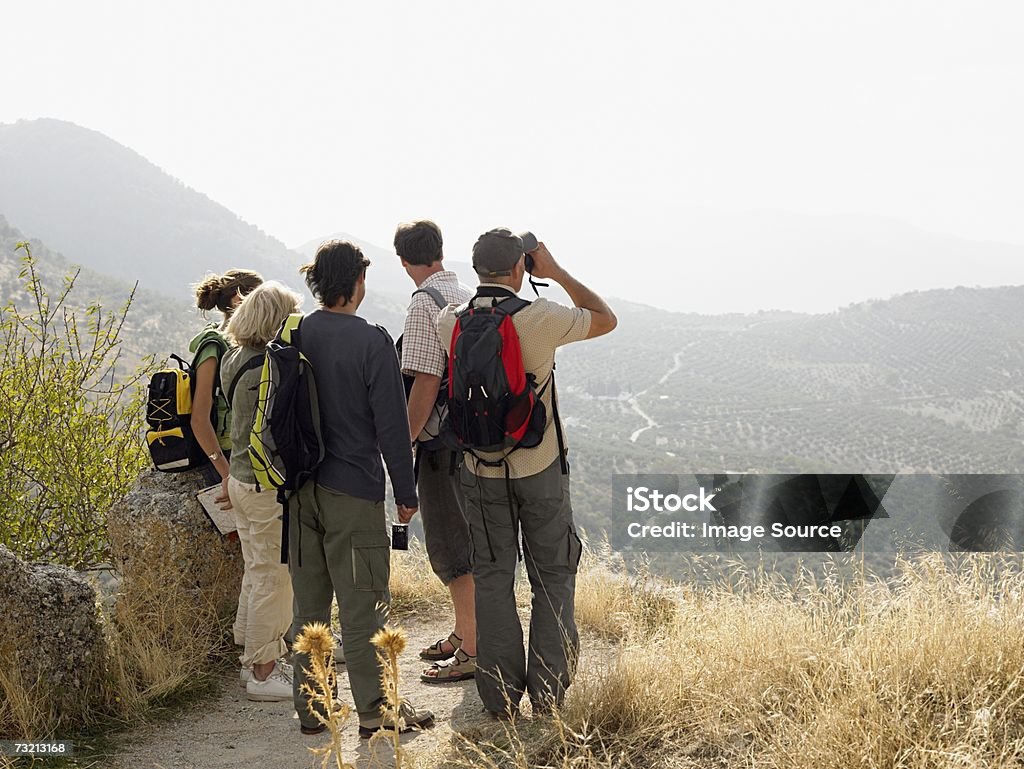 Туристы, глядя на с видом - Стоковые фото Вид сзади роялти-фри