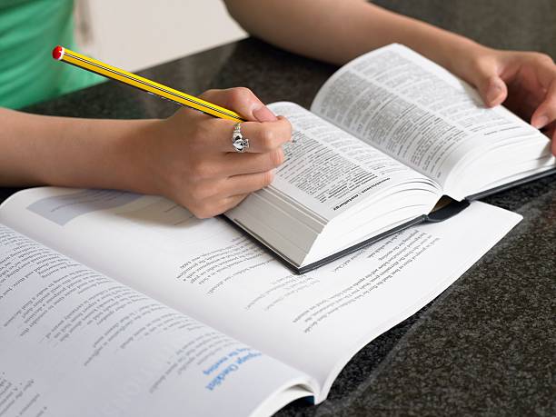 student with dictionary and textbook - textbook - fotografias e filmes do acervo