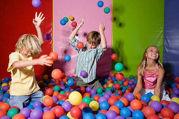 crianças brincando na piscina de bolas - ball pool imagens e fotografias de stock