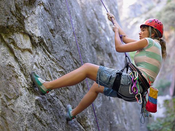 adolescente la descente en rappel - rappelling photos et images de collection