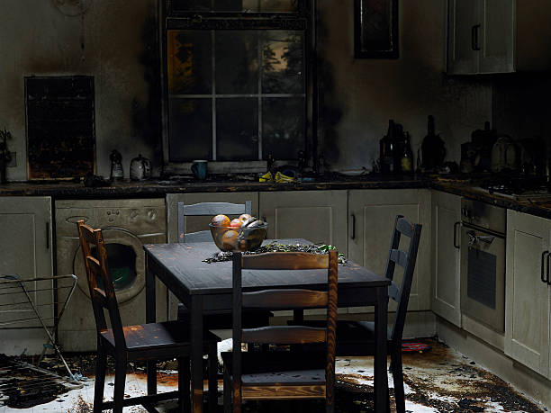 domestic kitchen burnt in fire - beschadigd stockfoto's en -beelden